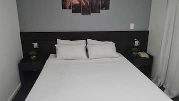 Habitación ejecutiva, 1 cama matrimonial | Escritorio, espacio para trabajar con laptop y wifi gratis