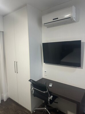 Executive Room, 1 Double Bed | Desk, laptop workspace, free WiFi, bed sheets