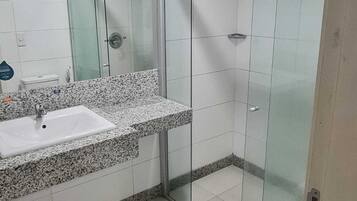 Quarto executivo, 1 cama de casal | Banheiro | Chuveiro, chuveiro com efeito de chuva, secador de cabelo