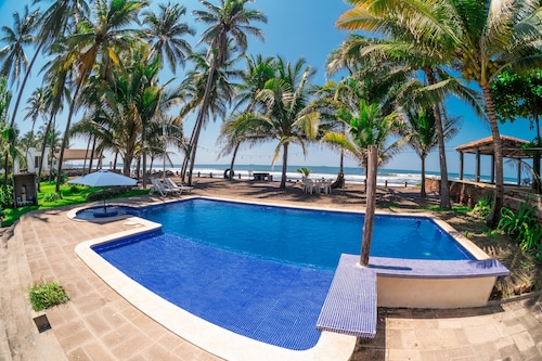 Beautiful Beachfront house, ideal for big families