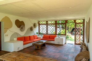 TV - Beautiful Beachfront house, ideal for big families (Metalio)