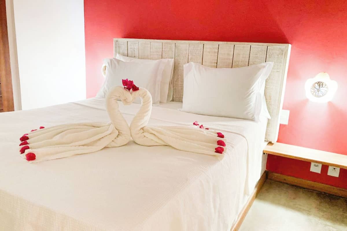 Deluxe tweepersoonskamer | Luxe beddengoed, een kluis op de kamer, individueel gedecoreerd