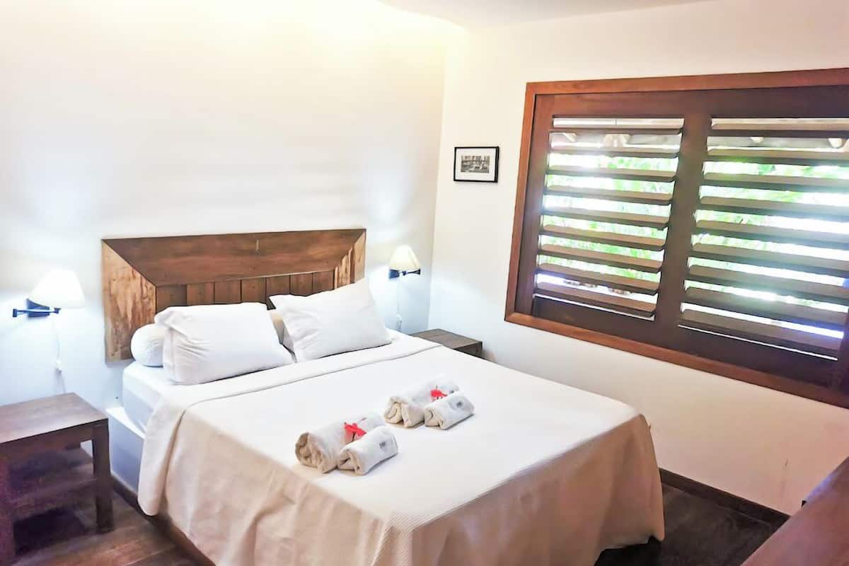 Deluxe vierpersoonskamer, uitzicht op tuin | Luxe beddengoed, een kluis op de kamer, individueel gedecoreerd