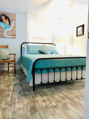 2 bedrooms, desk, iron/ironing board, free WiFi - The Blue Mermaid-Walk to beach-Pets ok (Galveston)