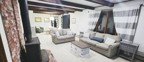 テレビ、暖炉、PC モニター