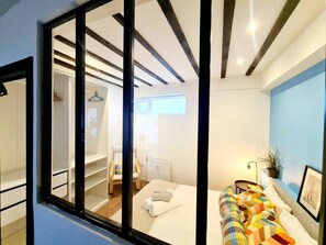 2 quartos, escrivaninha, ferros/tábuas de passar roupa