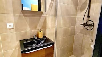 Pengering rambut, handuk,  dan tisu toilet