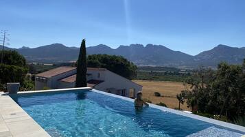 Alberca al aire libre y alberca climatizada