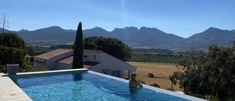 Una piscina al aire libre, una piscina climatizada