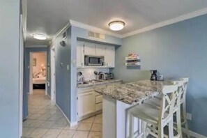 Réfrigérateur, micro-ondes, plaque de cuisson, cafetière/bouilloire