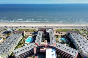 Plage à proximité, chaises longues, serviettes de plage