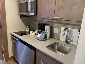 Frigorifero, microonde, forno, piano cottura