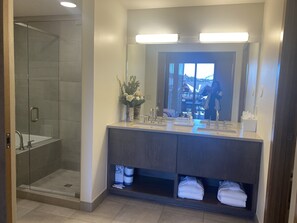 Hair dryer, towels, soap, shampoo - 3 Bedroom, 3.5 Bath Colorado Unit-Ski In and Ski Out (Breckenridge)