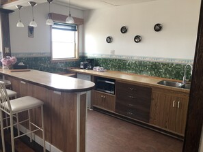 Basic Quadruple Room | Living area - Heritage place Hotel (Gravelbourg)