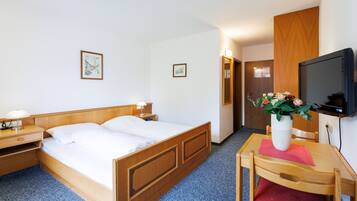 Classic-Doppelzimmer, 1 Queen-Bett | Schreibtisch, laptopgeeigneter Arbeitsplatz, kostenloses WLAN