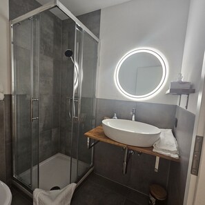 Shower, towels, soap, shampoo - Naturhotel Blaubach (Blaubach)