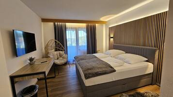Habitación Confort doble, 1 cama de matrimonio, balcón | Escritorio, espacio para trabajar con un portátil, wifi gratis