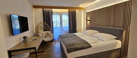 Chambre Double Confort, 1 grand lit, balcon | Bureau, espace de travail pour ordinateur portable, Wi-Fi gratuit