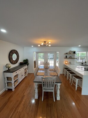 Dining - Newly Remodeled Modern Farmhouse just 7 miles to the famous Siesta Key Beach!! (Sarasota)
