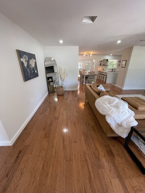 Living area - Newly Remodeled Modern Farmhouse just 7 miles to the famous Siesta Key Beach!! (Sarasota)