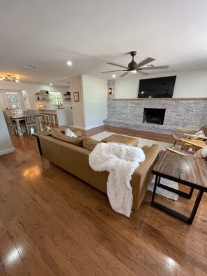 Living area - Newly Remodeled Modern Farmhouse just 7 miles to the famous Siesta Key Beach!! (Sarasota)