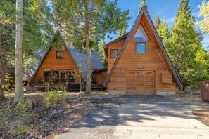 Escape to a secluded cabin surrounded by forest, perfect for a peaceful retreat.