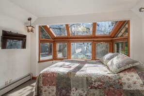 4 bedrooms, desk, free WiFi, bed sheets - Cozy Tahoe Swiss Village Cabin! (Homewood)