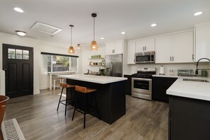 Fridge, microwave, oven, stovetop - SoCal Sports Complex 8min! / Beach 10min! / Spacious Backyard (Oceanside)