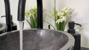 Haartrockner, Handtücher, Seife, Toilettenpapier
