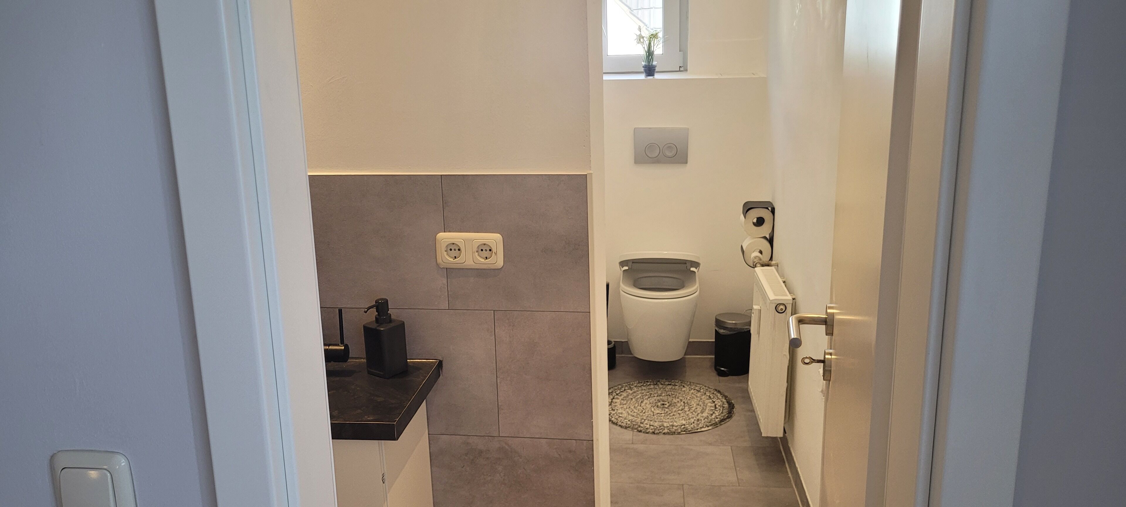 Haartrockner, Handtücher, Seife, Toilettenpapier