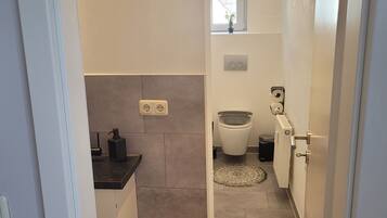 Haartrockner, Handtücher, Seife, Toilettenpapier