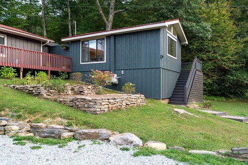 Cozy and comfortable, recently update studio house near Highlands and Cashiers