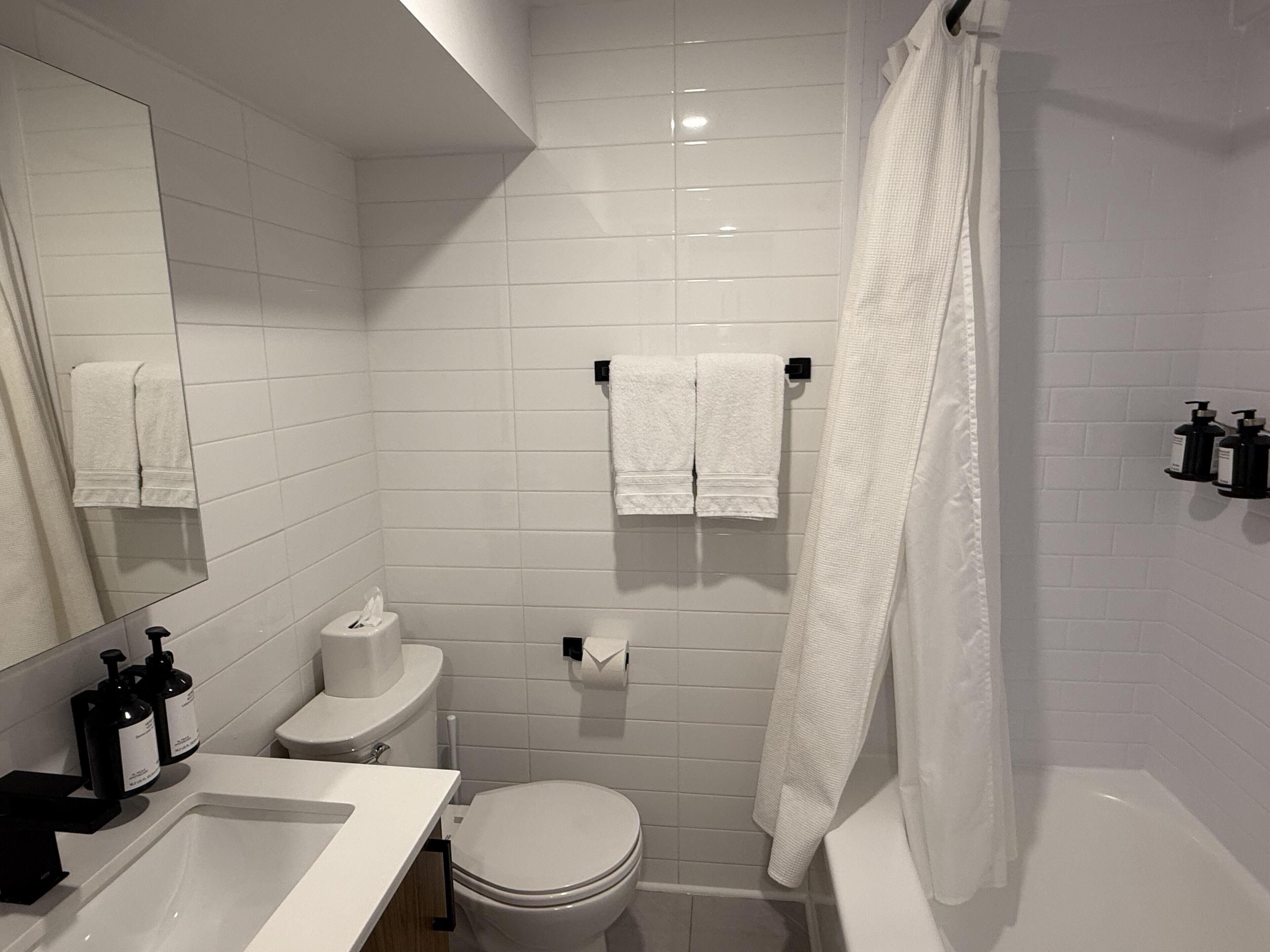 غرفة عادية - سرير كبير - لغير المدخنين - بمطبخ (Cozy Room, Full Kitchen) | حمام | مستلزمات فاخرة للعناية الشخصية، مجففات شعر، مناشف، صابون