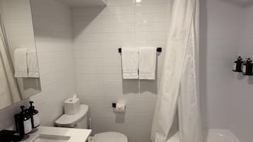 Standard Room, 1 Queen Bed, Non Smoking, Kitchen (Cozy Room, Full Kitchen) | Bathroom | Designer toiletries, hair dryer, towels, soap