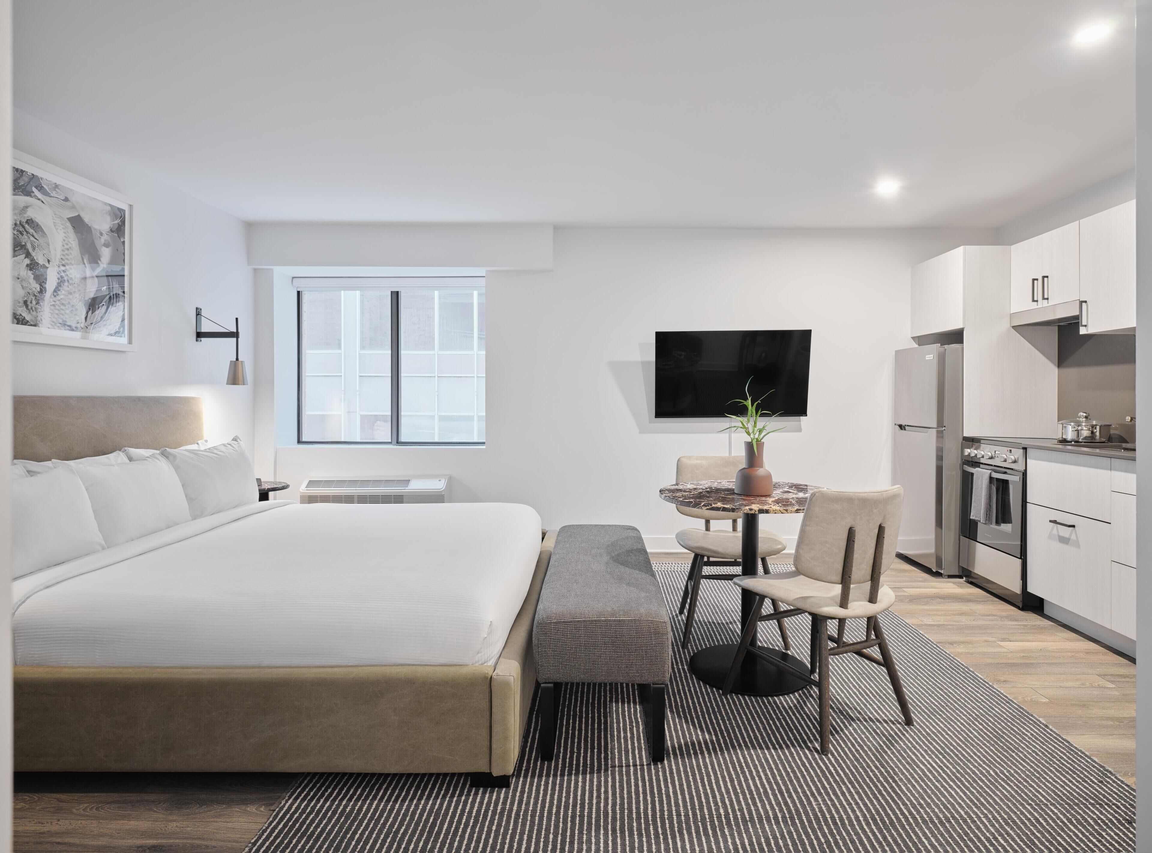 Standard Room, 1 King Bed, Non Smoking, Kitchen (Full Kitchen) | Private kitchenette