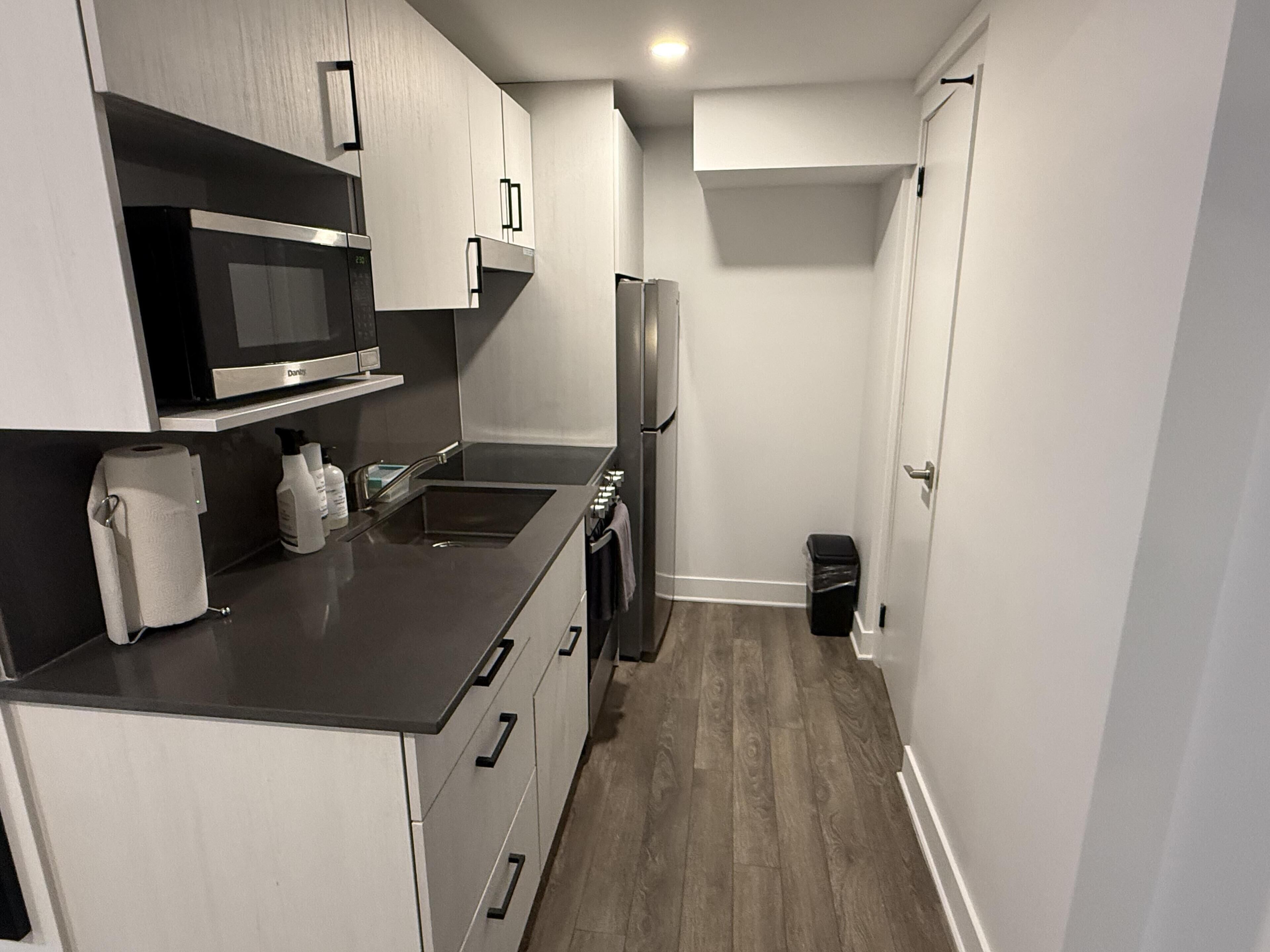 غرفة عادية - سرير كبير - لغير المدخنين - بمطبخ (Cozy Room, Full Kitchen) | 1 غرفة نوم وملاءات للفراش لا تسبب الحساسية وبديكورات فريدة لكل غرفة