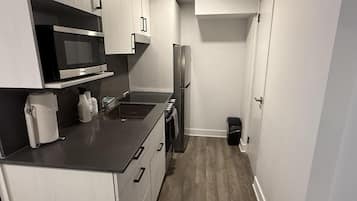 Standard Room, 1 Queen Bed, Non Smoking, Kitchen (Cozy Room, Full Kitchen) | 1 bedroom, hypo-allergenic bedding, individually decorated