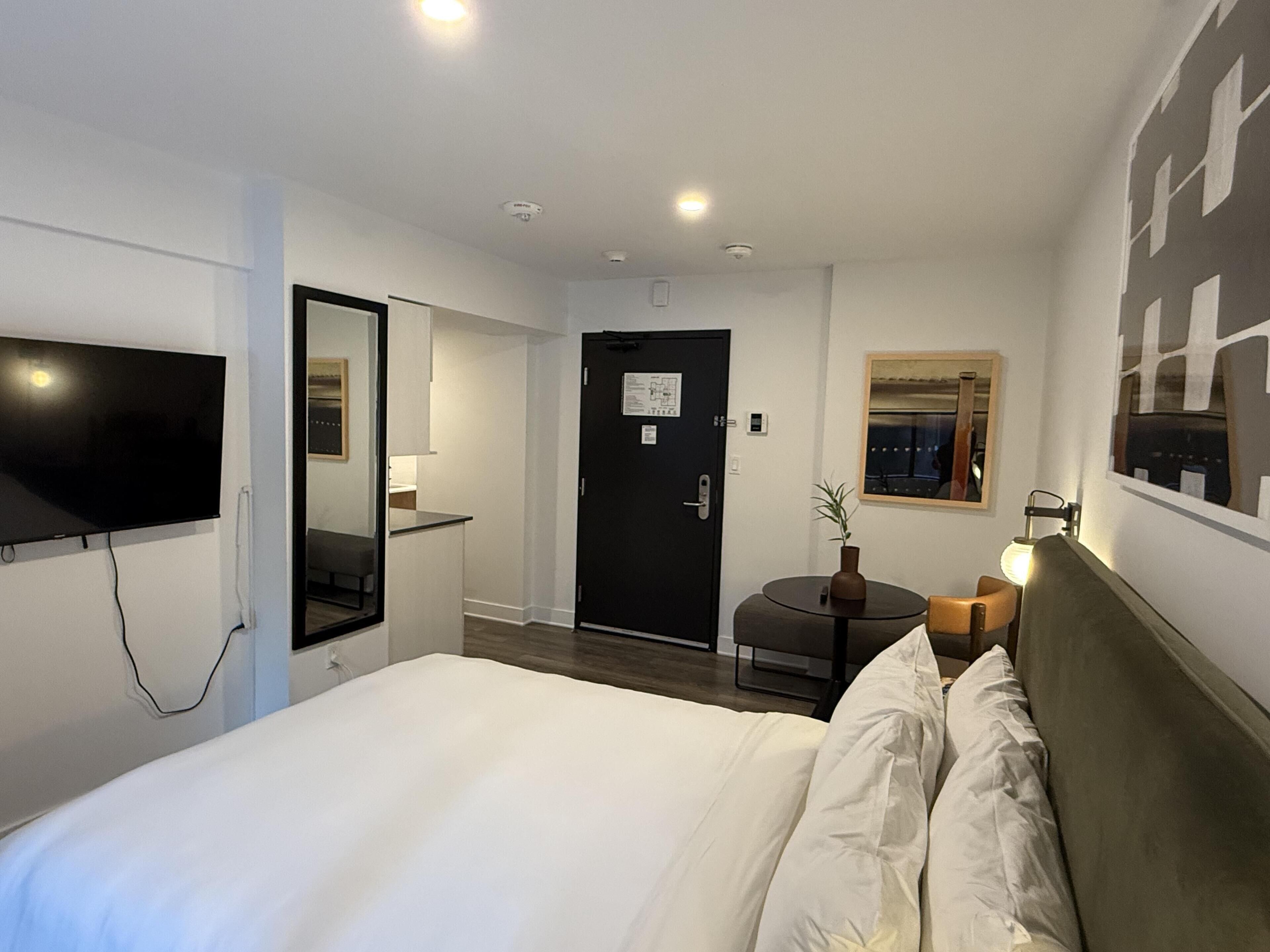 غرفة عادية - سرير كبير - لغير المدخنين - بمطبخ (Cozy Room, Full Kitchen) | 1 غرفة نوم وملاءات للفراش لا تسبب الحساسية وبديكورات فريدة لكل غرفة