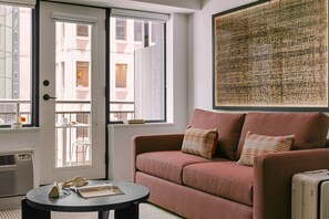 Suite, 1 kingsize-seng med sovesofa, ikke-røyk, balkong (Separate Living Room;with Sofabed) | 1 soverom, allergitestet sengetøy og individuelt dekorert