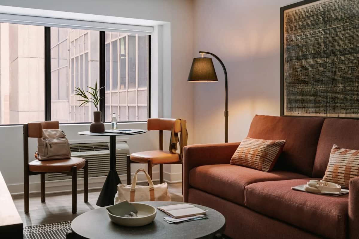 Suite, 1 trÚs grand lit, non-fumeurs, cuisine (Separate Living Room;with Sofabed) | 1 chambre, literie hypoallergénique, décoration personnalisée