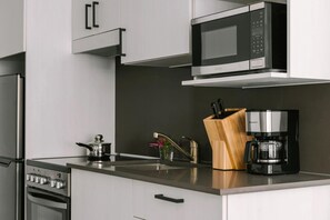 Refrigerador con freezer, microondas, horno, placa de cocina
