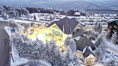 Stylish Studio in Village Steps from Ski Slope