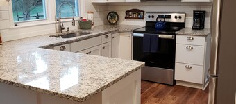 Quiet and cozy cottage hidden on the banks of Lake Norman