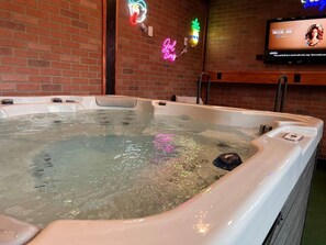 Indoor spa tub - Hot Tub • AC • Walk to Downtown • Views of Mt. Rainier (Enumclaw)