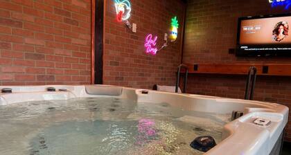 Hot Tub • AC • Walk to Downtown • Views of Mt. Rainier