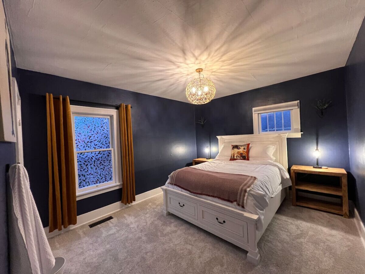 5 bedrooms, desk, iron/ironing board, travel crib