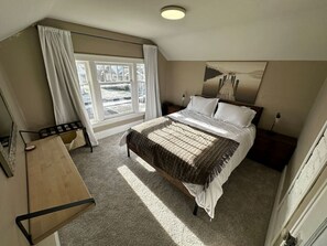 5 bedrooms, desk, iron/ironing board, travel cot - Hot Tub • AC • Walk to Downtown • Views of Mt. Rainier (Enumclaw)