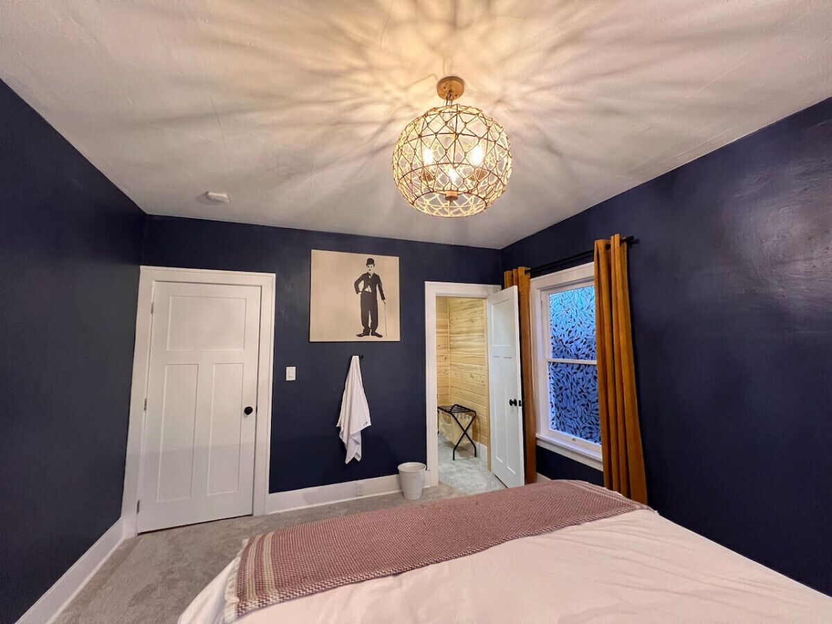 5 quartos, escrivaninha, ferros/tábuas de passar roupa, berço de viagem