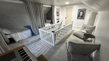 5 bedrooms, desk, iron/ironing board, travel cot