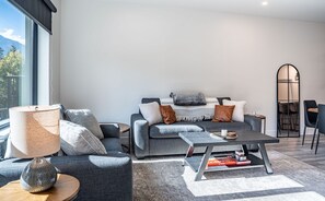 Living area - Mountainview Escape Revelstoke Vacations (Revelstoke)
